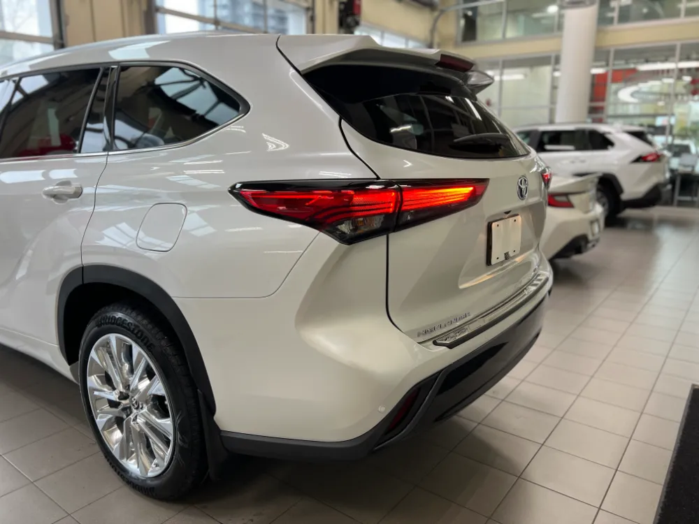 2023 highlander hybrid limited white w graphite interior 4